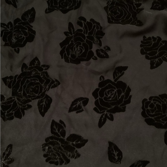 Torrid Velvet Black Rose Pattern Halter Top size 0 - Picture 2 of 8